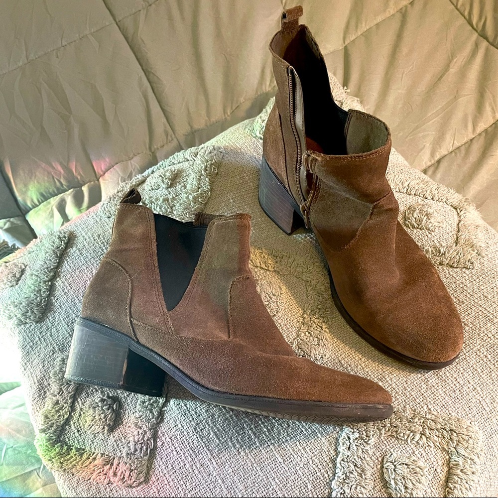 Clark’s size 12 suede ankle boots
